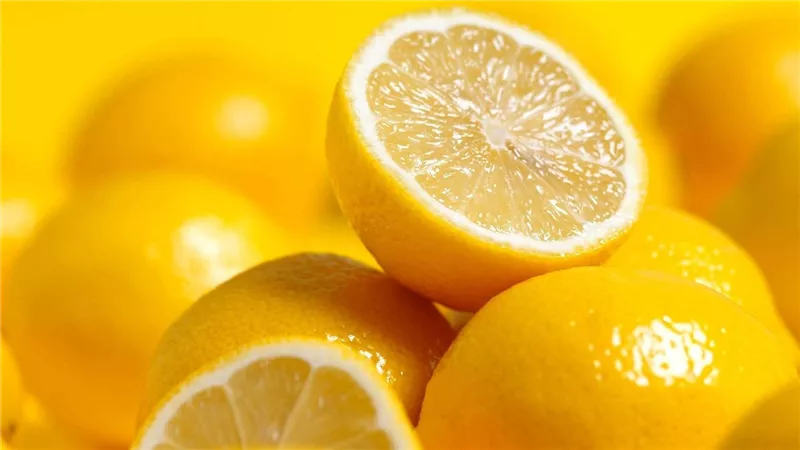خبراء التغذية ..الليمون مفيد لعمل الكبد وطارد للسموم