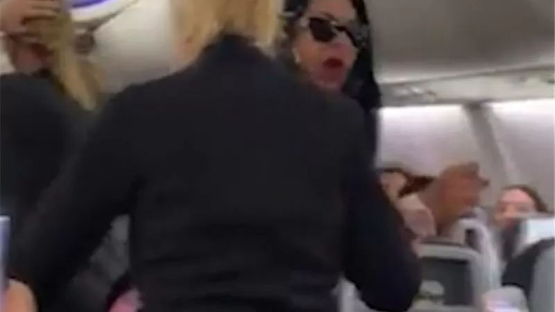 نظر إلى امرأة أخرى . . فحطمت رأسه بجهاز كمبيوتر محمول.. فيديو