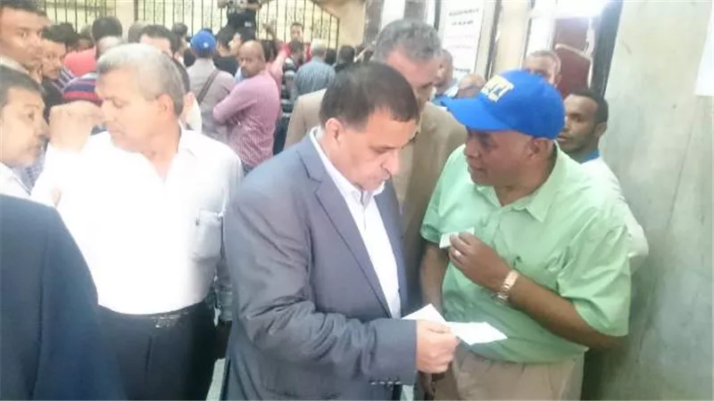 رئيس السكة الحديد يفاجئ شبابيك صرف تذاكر العيد للمواطنين