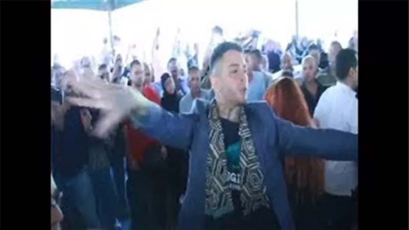 احمد الفيشاوى ينفعل على الصحفيين فى تشيع جنازة والدة