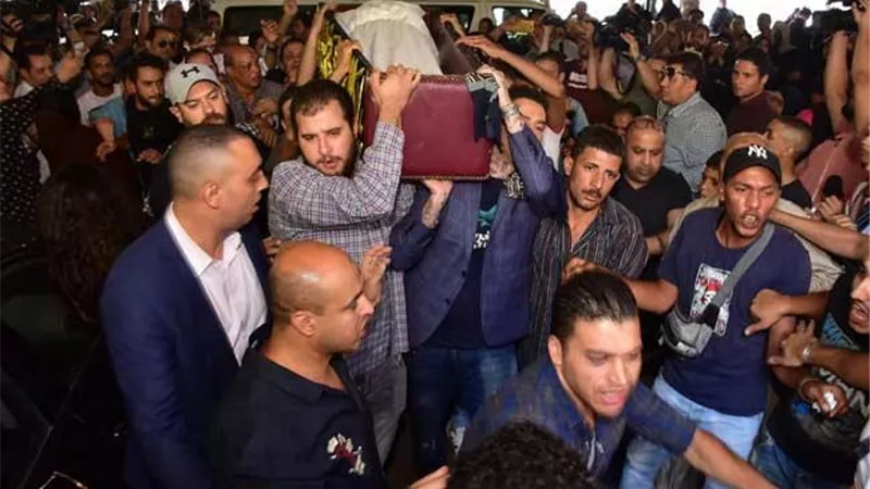نجوم الفن يودعون الراحل الفاروق الفيشاوى بمسجد مصطفى محمود .. صور