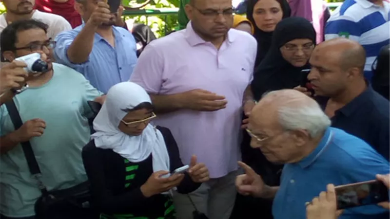 ظهور رشوان توفيق فى جنازة فاروق الفيشاوى