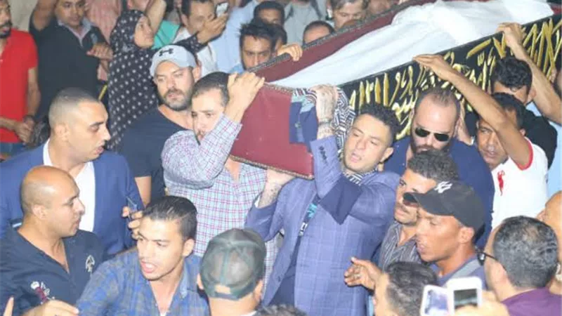 نهال عنبر ونبيل الحلفاوى ورانيا فريد شوقى فى جنازة فاروق الفيشاوى .. صور
