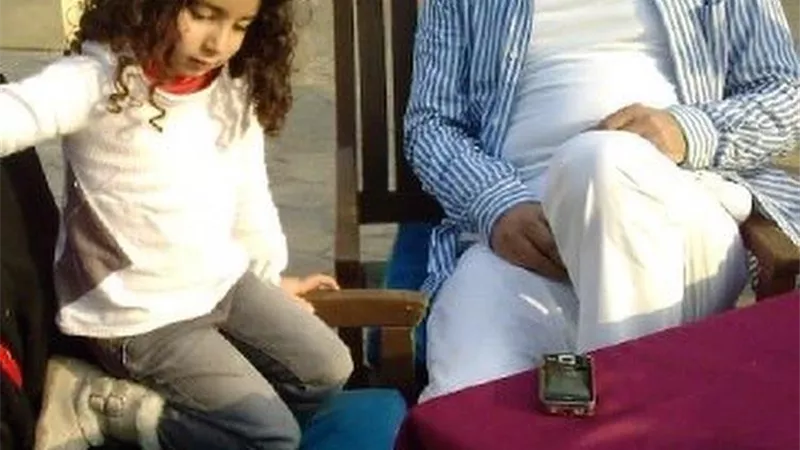 بكلمات حزينة .. حفيدة فاروق الفيشاوى تنعى رحيل جدها