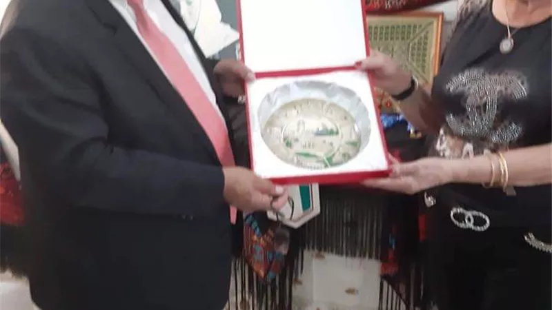 المنظمة الدولية الفلسطينية للسلام تمنح نوال قطب الدكتوراه الفخرية