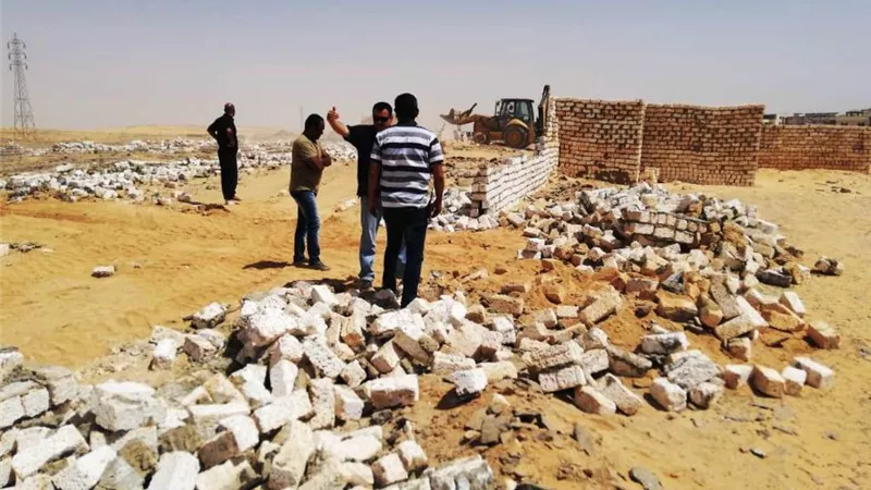 محافظ أسوان يحيل ملف التعديات بقرية غرب أسوان للنيابة العامة
