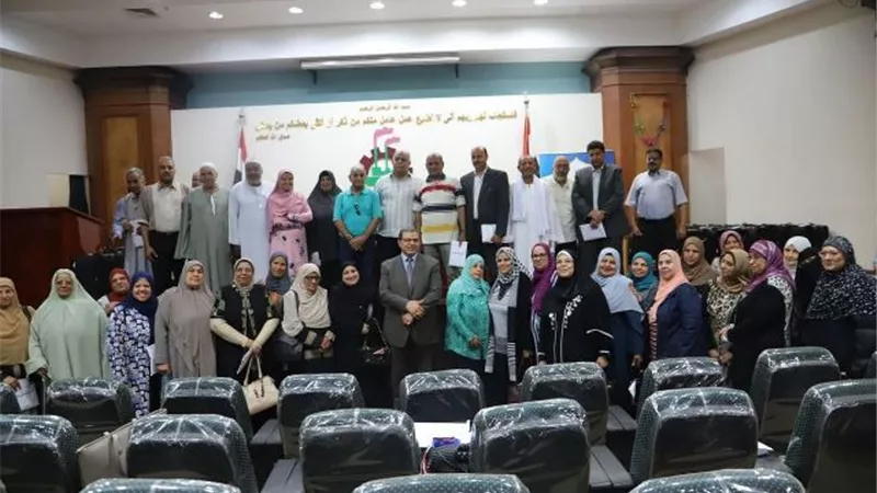 وزير القوي العاملة يسلم 42 تأشيرة حج للعاملين .. ويؤكد : مصر تحتاج إلى كل دعوة صادقة من قلوبكم