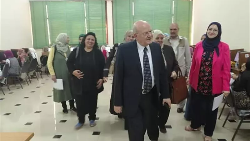 عبدالبارى يشهد تنفيذ الاختبار الالكتروني النهائي الموحد لكليات التمريض