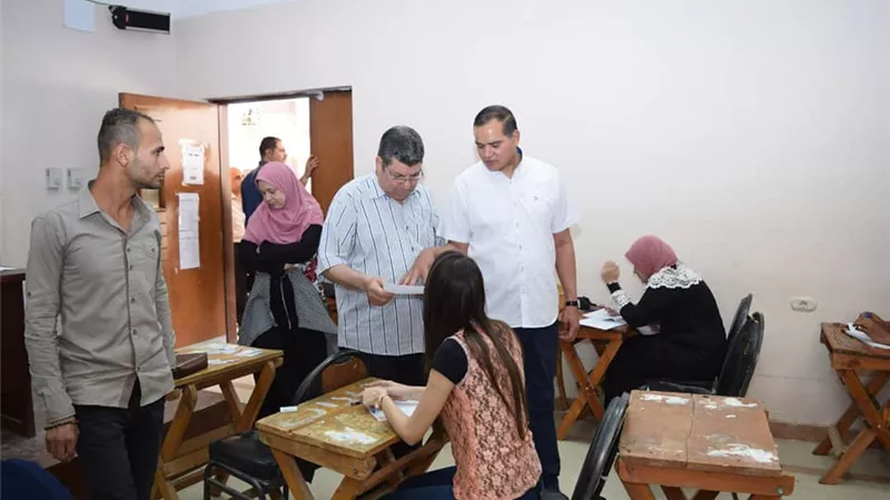 رئيس جامعة سوهاج يتفقد امتحانات الدراسات العليا بكلية الآداب