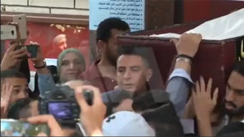 شاهد.. إنهيار أحمد الفيشاوي لحظة خروج جثمان والده