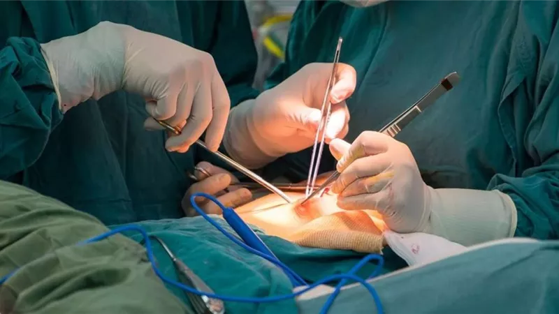 بالصور.. استخراج مجوهرات وعملات بقيمة مليون جنيه من معدة فتاة