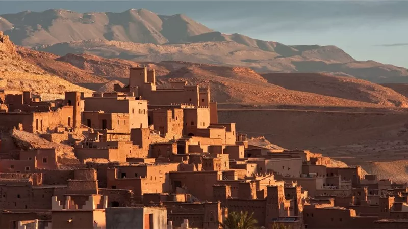 انهيار أرضي يدفن سيارة ركاب بداخلها 20 شخص بالمغرب