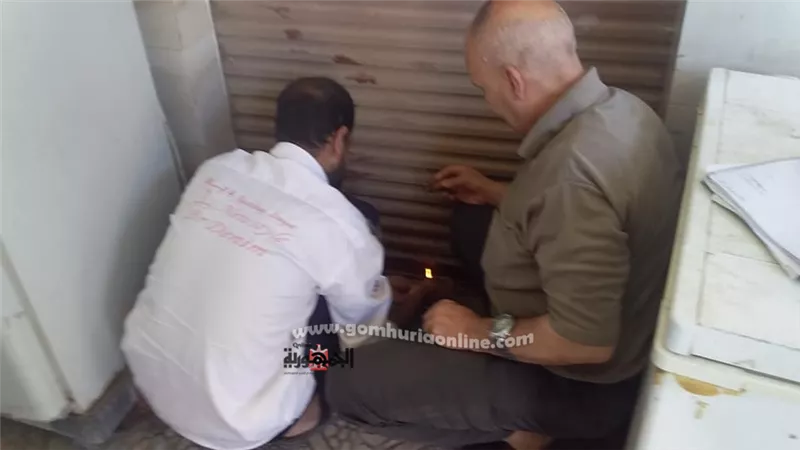 بالصور – تشميع محال تجارية في حملة مكبرة بمركز منفلوط بأسيوط