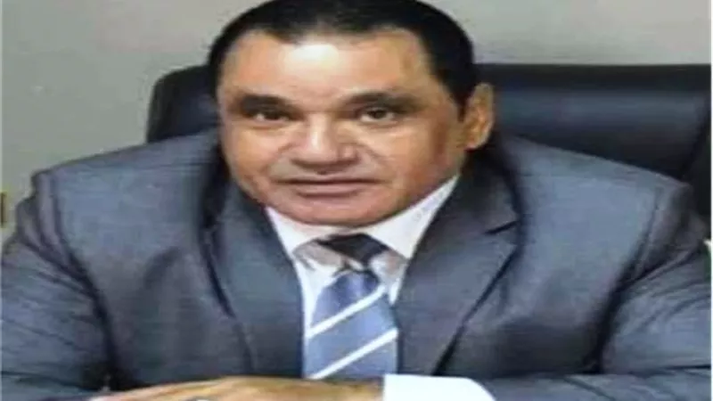 رئيس حى المعادى يتراس حملة لازالة الاعلانات المخالفة.. بالصور