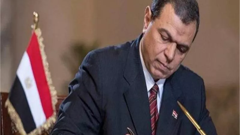 القوى العاملة تحذر العاملين الوافدين بالإمارات من الفصل دون انذار