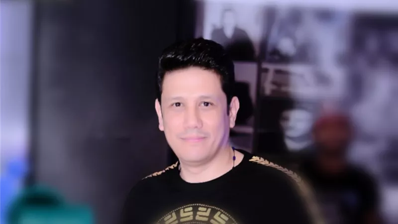بالفيديو.. علاء ياسين يحتفي بالأب من خلال اغنية 