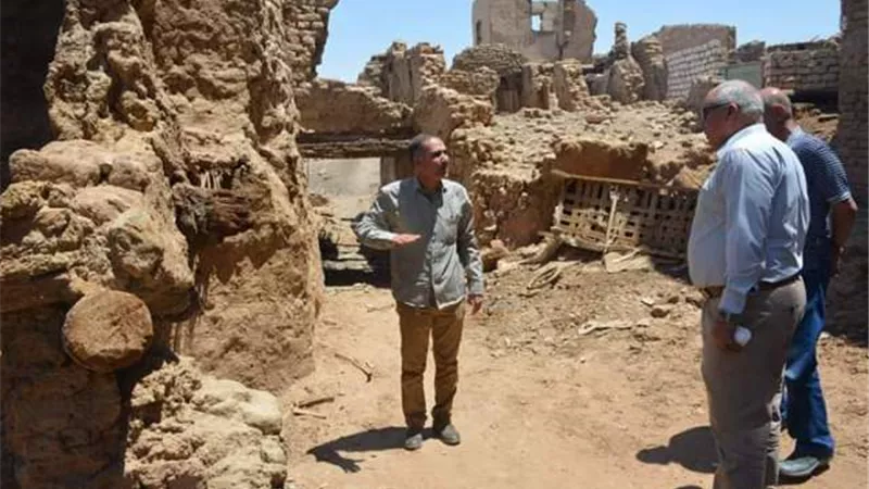 محافظ الوادي الجديد يوجه بإزالة مساكن السندادية ..صور