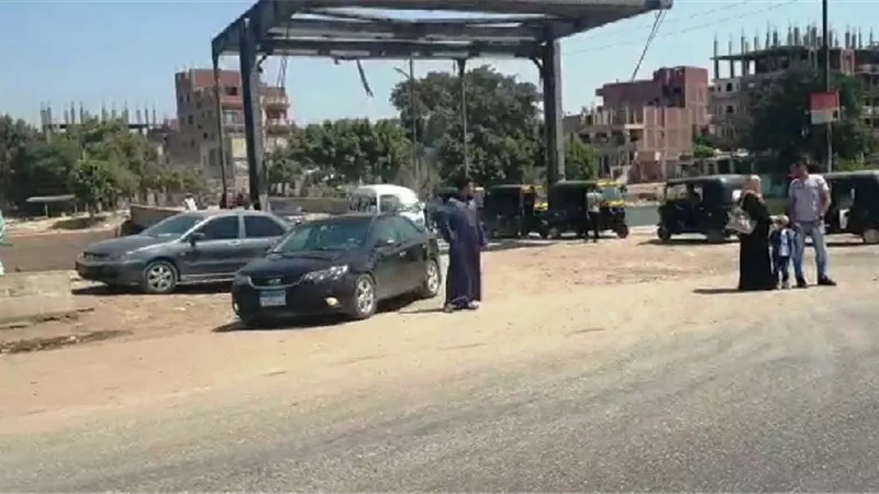 طريق الموت بنها - المنصورة أمام قرية جمجرة ..والأهالى تطالب بمطبات.. بالفيديو