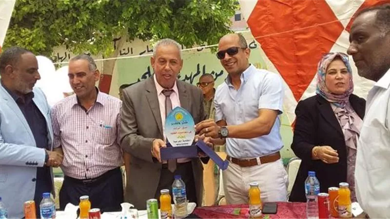 نقابة معلمي الخانكة تكرم مدير التنسيق لبلوغه المعاش