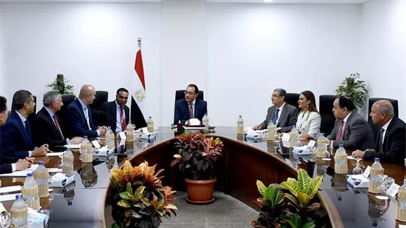 مدبولي يستقبل نائب رئيس البنك الآسيوى للاستثمار