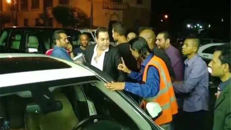 حكيم والسقا والفخرانى فى عزاء والدة يسرا .. صور