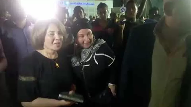 ظهور نادر لبوسي ونورا فى عزاء والدة يسرا .. صور