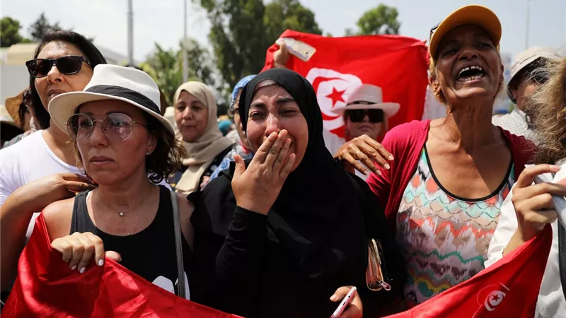 التونسيون يودعون السبسى بالدموع والزغاريد(صور)