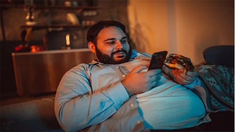احذر .. هاتفك الذكى يزيد من خطر الإصابة بالسمنة
