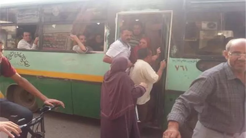 بالفيديو.. ضرب وإهانة رجل مسن داخل أتوبيس