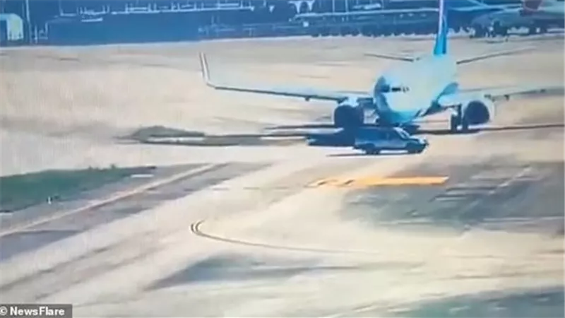قائد سيارة ينجو من الاصدام بطائرة خلال إقلاعها