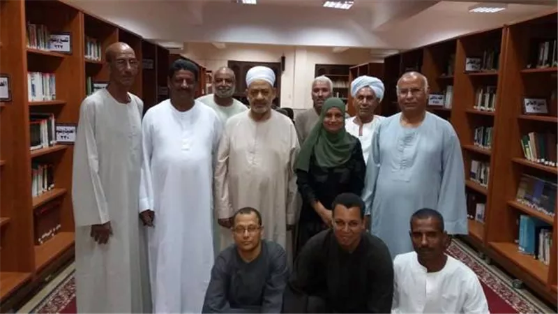 الطيب يزور مكتبة الأزهر بمسقط رأسه بالأقصر خلال فترة نقاهته