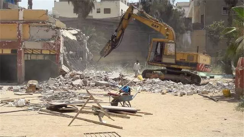 بدء هدم المباني القديمة بمركز شباب منفلوط تهميدًا لأعمال التطوير