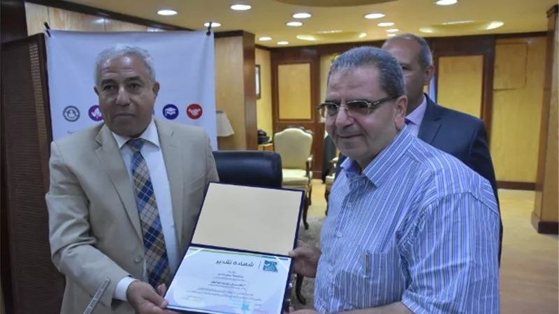 محافظ أسوان يكرم مجموعة من رموز العمل الخيرى بالمحافظة