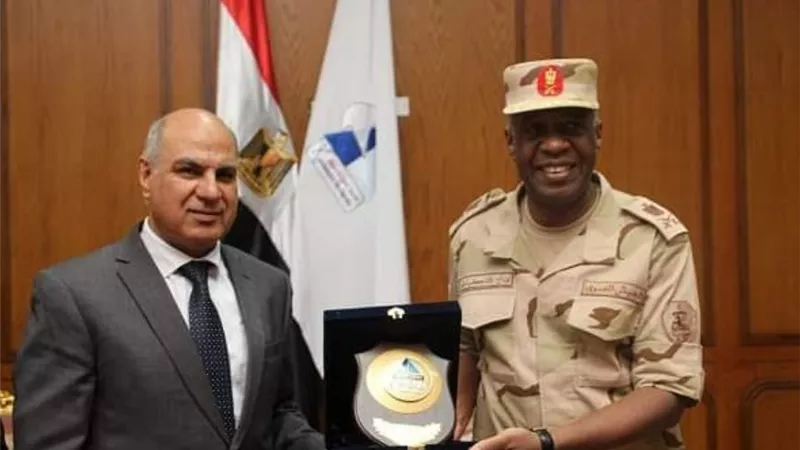 محافظ كفر الشيخ وقائد قوات الدفاع الشعبي والعسكري بالقوات المسلحة يكرمان رئيس جامعة كفرالشيخ