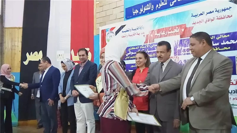 الزملوط ونائب وزير التعليم يكرمان أوائل الشهادات فى عرس فنى بالوادى الجديد