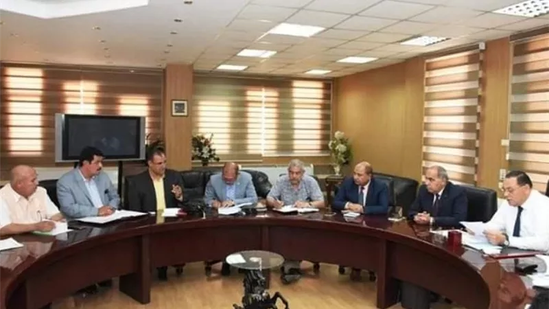 محافظ الشرقية يُناقش مع رؤساء المراكز والمدن والأحياء موقف تحصيل مستحقات الدولة