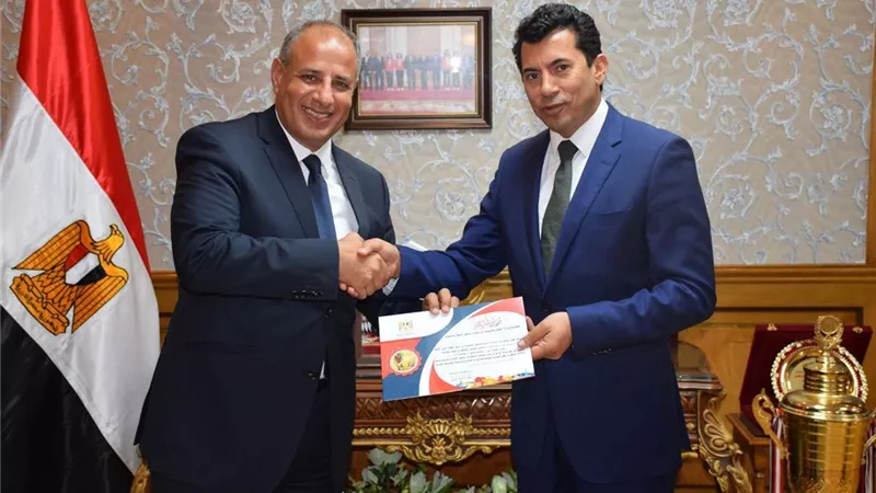 وزير الرياضة يكرم رئيس اللجنة الطبية لبطولة كأس الأمم الإفريقية