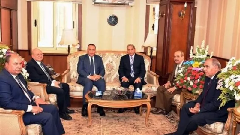 محافظ الشرقية يُهنيء مدير الأمن بمكتبه بمديرية الأمن