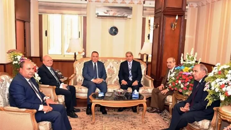محافظ الشرقية يُهنيء مدير الأمن الجديد بمكتبه بمديرية الأمن