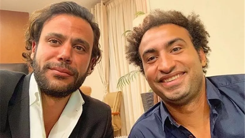 محمد إمام ينشر صورة بصحبة له علي ربيع