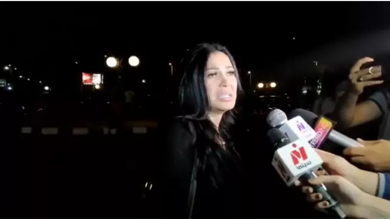 انهيار منى ممدوح في عزاء فاروق الفيشاوي .. صور