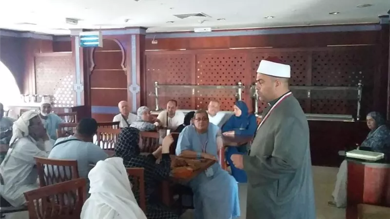 رئيس بعثة الحج يتلقى تقريرا عن اداء بعثة الأوقاف مع الحجاج