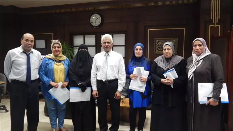 ميناء الاسكندرية تسلم 5 تأشيرات حج وشنطة للمستلزمات للعاملين
