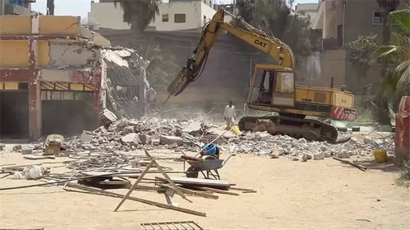 هدم المباني القديمة بمركز شباب منفلوط تهميدًا لتطويره