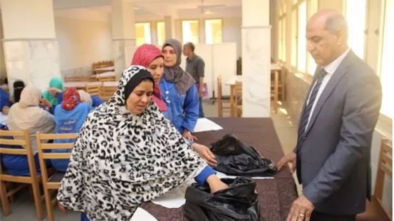رئيس جامعة كفر الشيخ يوزع لحوم 