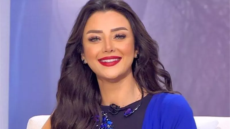 شاهد بالصور.. لوك جديد واطلالة رقيقة لـ رضوى الشربينى