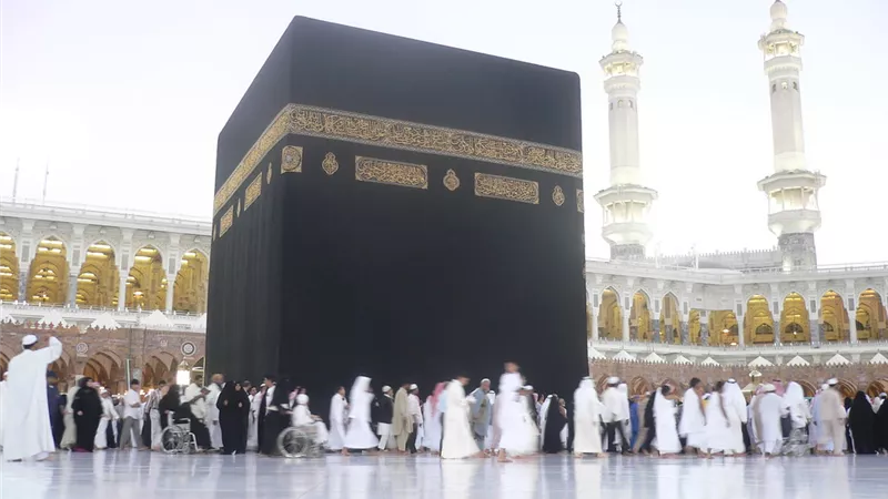 ما حكم التحدث مع الغير أثناء الطواف بالكعبة؟..الإفتاء تجيب