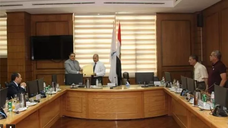 مجلس جامعة كفر الشيخ يكرم 
