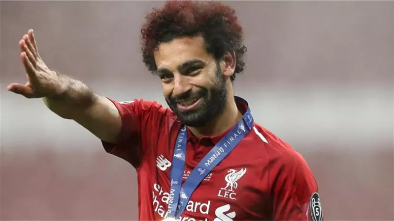 سر ارتداء محمد صلاح لكمامة أثناء أدائه العمرة