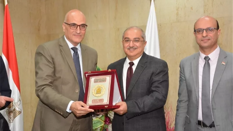 رئيس جامعة أسيوط يكرم رسمياً عميد كلية طب أسنان